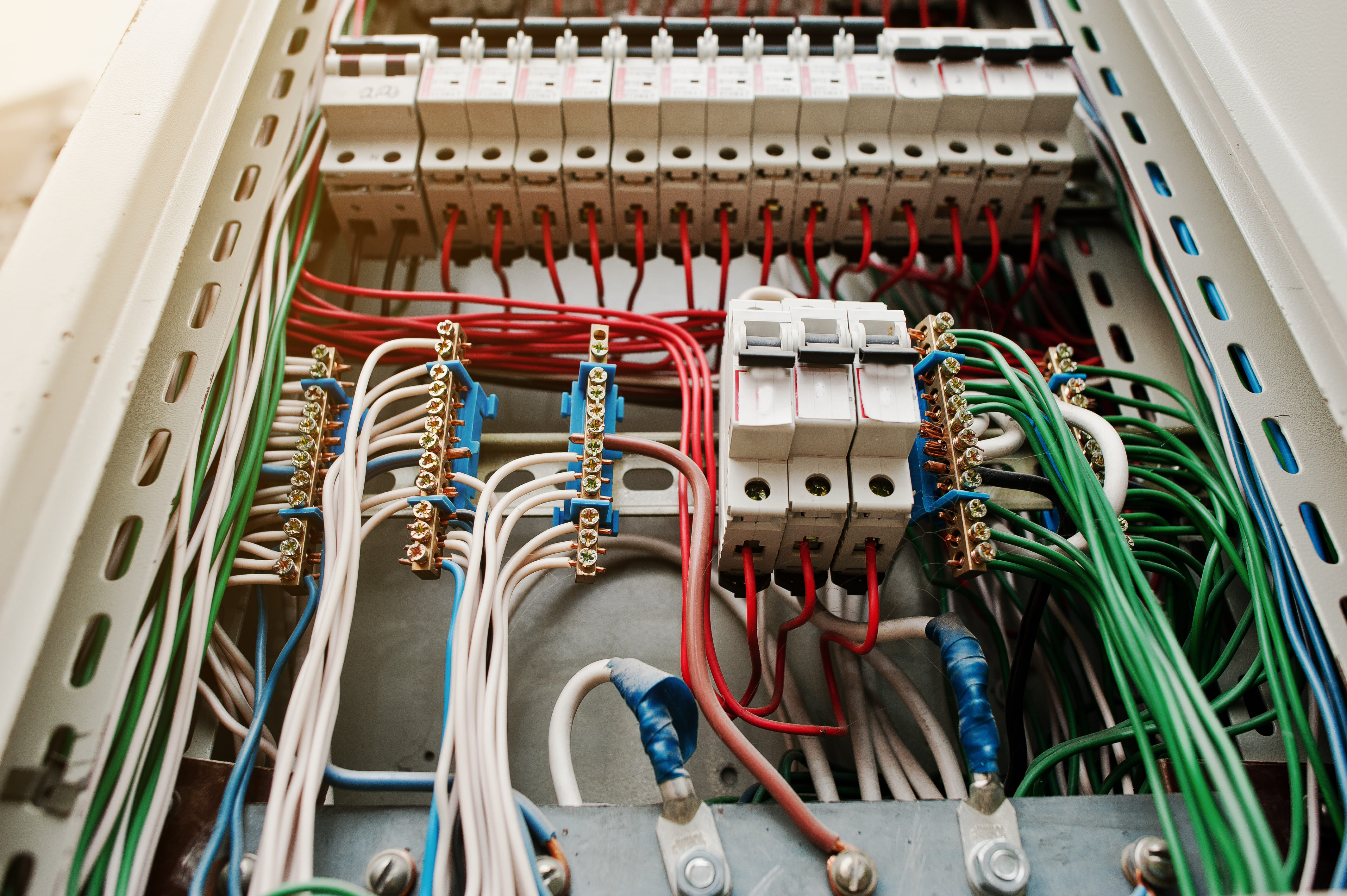 Técnico revisando cuadro eléctrico con checklist, representando los pasos de revisiones oficiales de industria y requisitos eléctricos