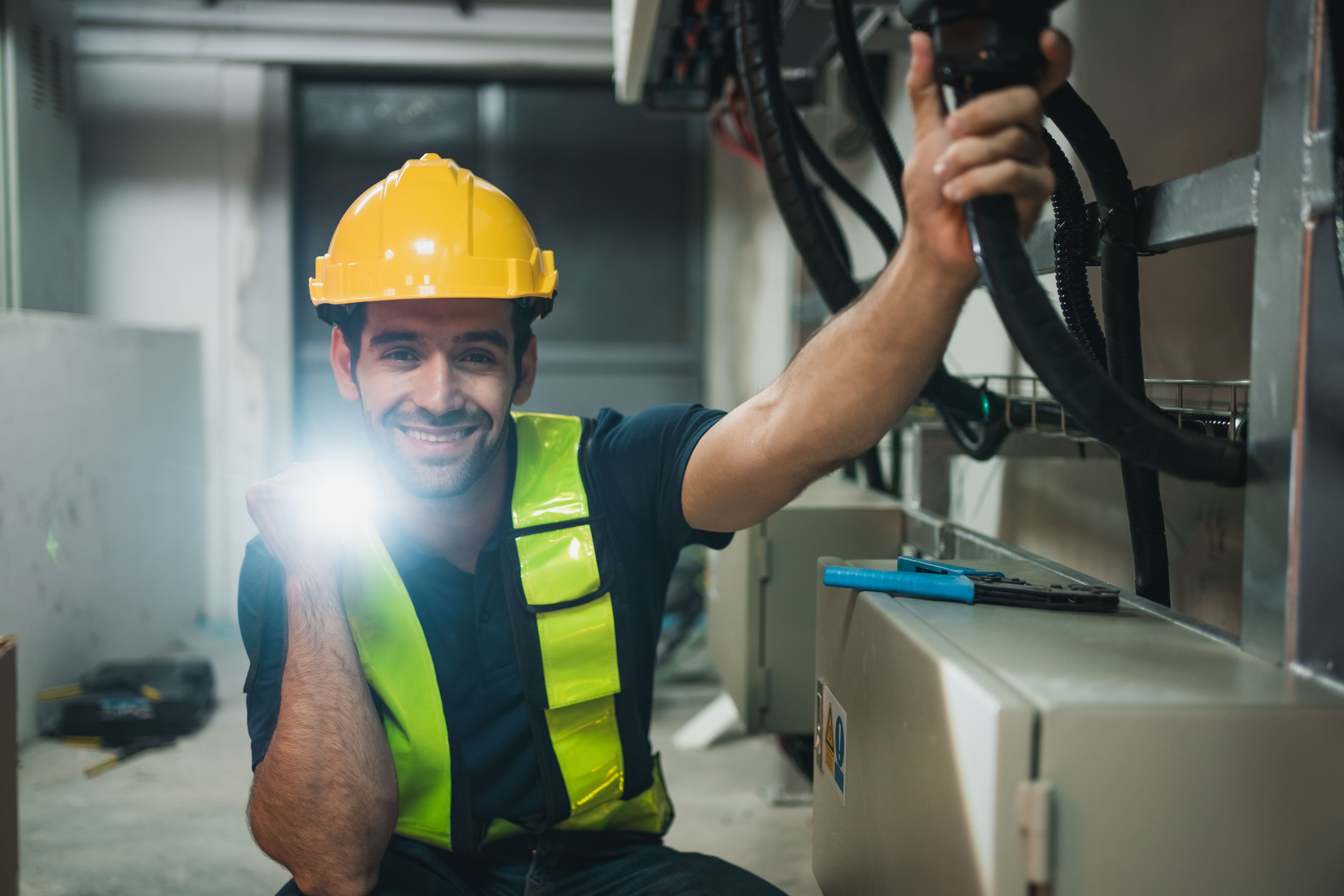 Instalador señalando un interruptor CCI en un panel eléctrico en Marbella, destacando su importancia en instalaciones eléctricas