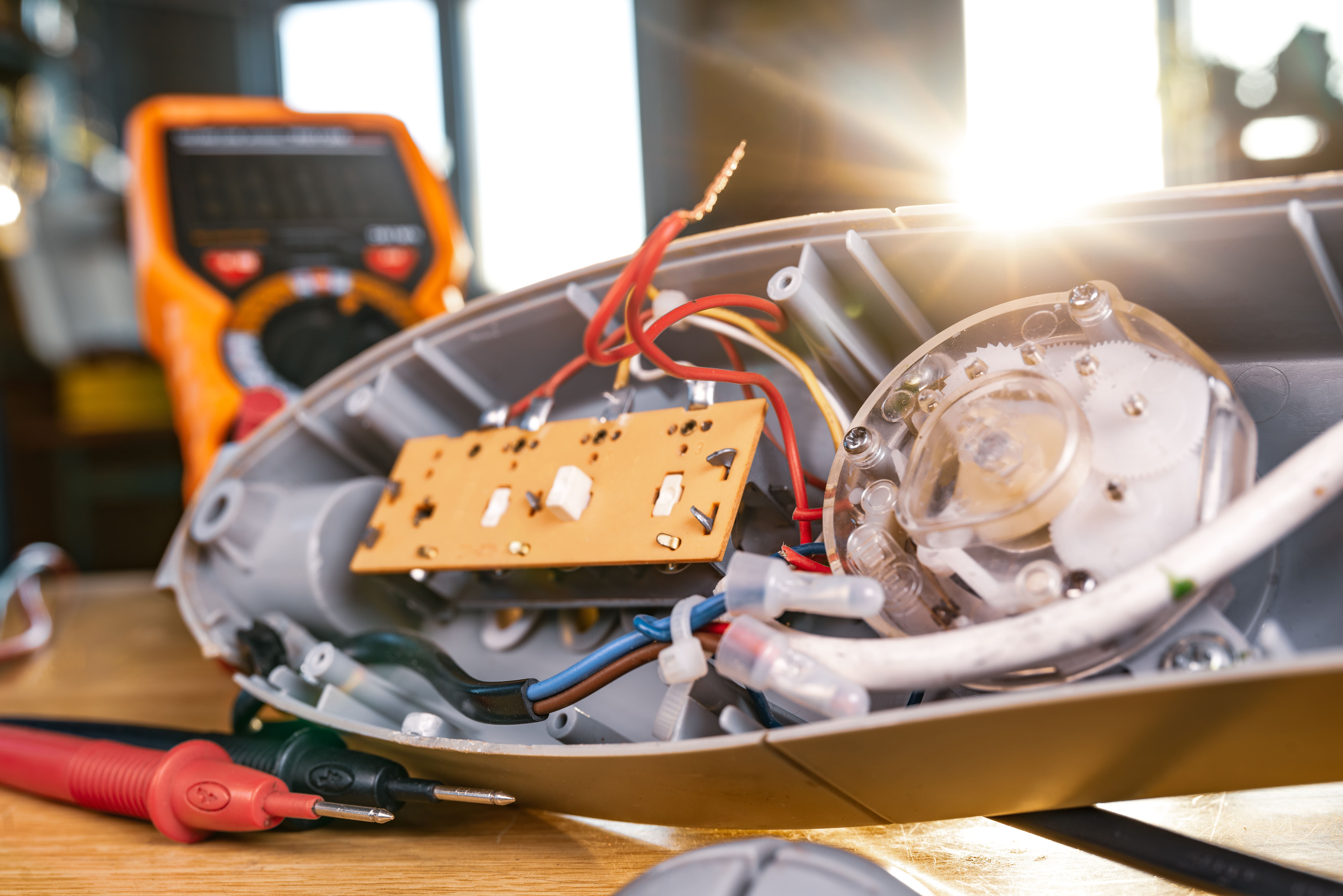 Primer plano de un dispositivo CCI baja tensión instalado en sistema eléctrico moderno, enfatizando su función y ventajas